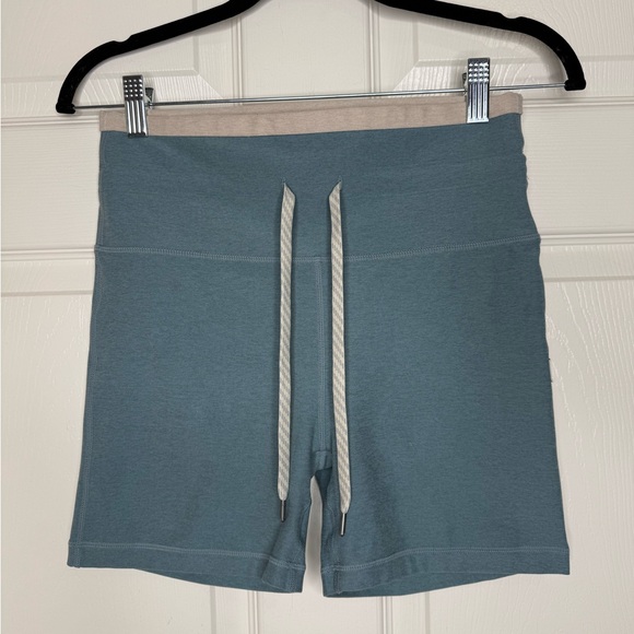 Vuori Womens Vibe Elation Shorts Blue High Rise Bike Short Size M Style #VW387 - Picture 2 of 10